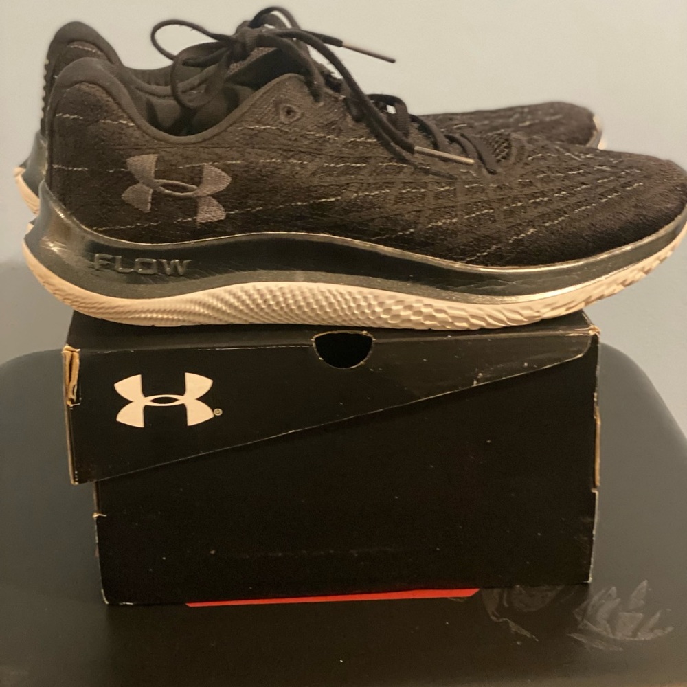 This is a pair of Men’s UA “ Velociti Flow “ WIND 2 - Black sz 10.5